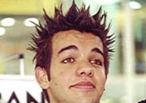 Irreconhecível, cantor da banda Twister é visto tocando no metrô