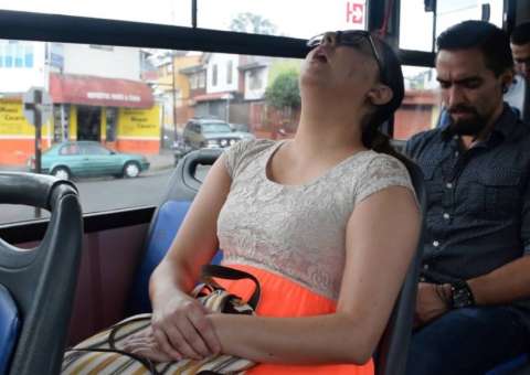 Como quem dorme no ônibus consegue acordar na hora certa? Especialista responde
