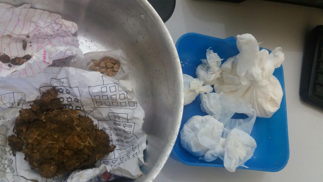 Dupla é presa em flagrante vendendo drogas no meio da rua no AM