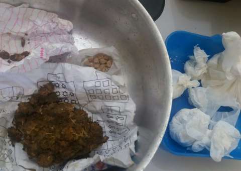 Dupla é presa em flagrante vendendo drogas no meio da rua no AM