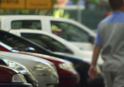 Dupla rouba veículo de universitário e deixa pedestre ferido em Manaus