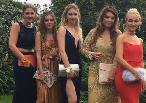 Foto de estudantes na festa de formatura viraliza por um motivo inusitado