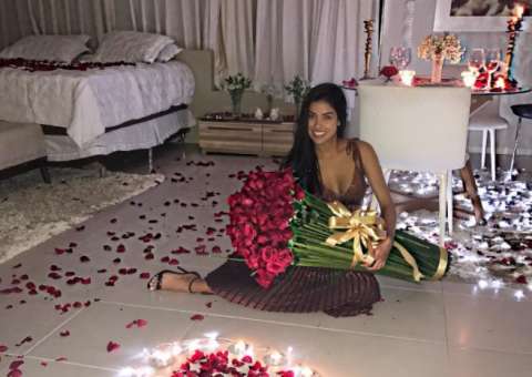 Ex-BBB Munik Nunes ganha surpresa do noivo no dia do aniversário