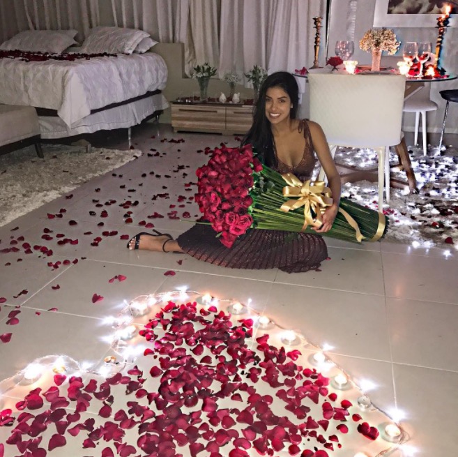 Ex-BBB Munik Nunes ganha surpresa do noivo no dia do aniversário