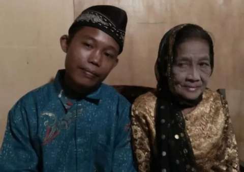 Aposentada de 71 anos se casa com adolescente de 16 na Indonésia 