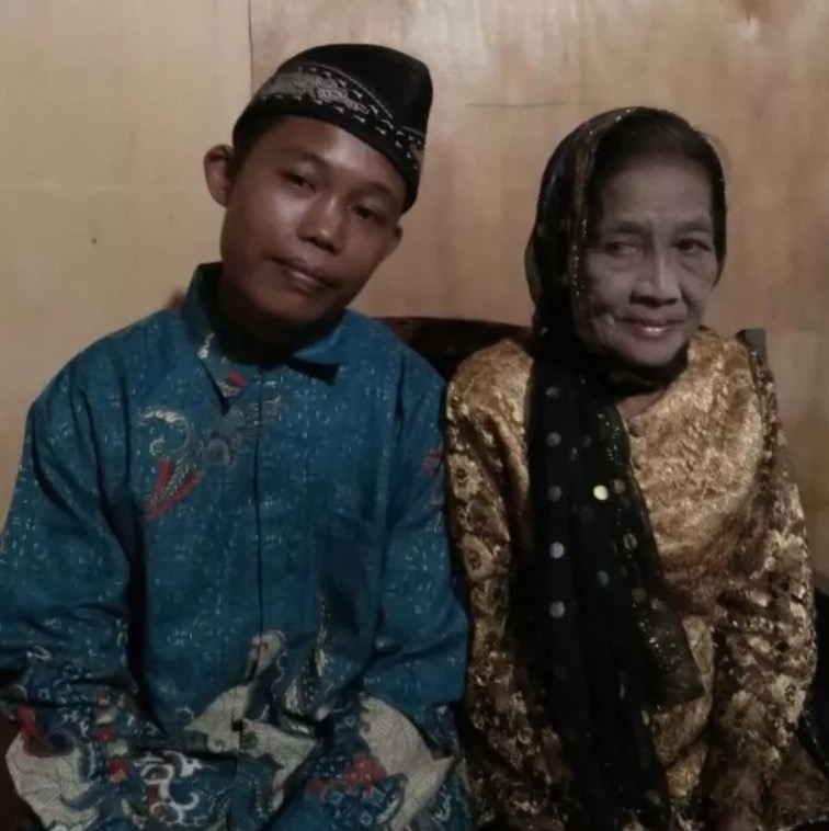 Aposentada de 71 anos se casa com adolescente de 16 na Indonésia 