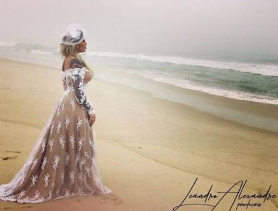 Após ser vítima de site pornô, Mulher de Muralha posa vestida de noiva