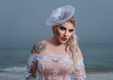 Após ser vítima de site pornô, Mulher de Muralha posa vestida de noiva