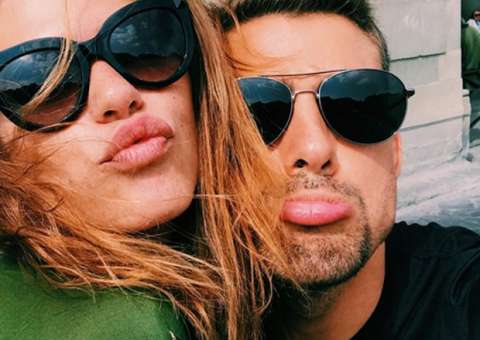 Namorada de Cauã Reymond mostra corpo escultural em viagem no estilo lua-de-mel