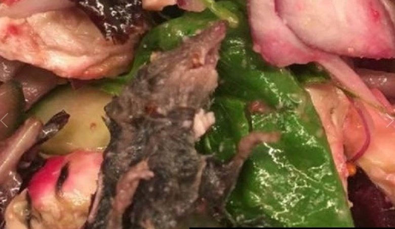 Homem come salada após comprar em supermercado e encontra algo que jamais imaginou