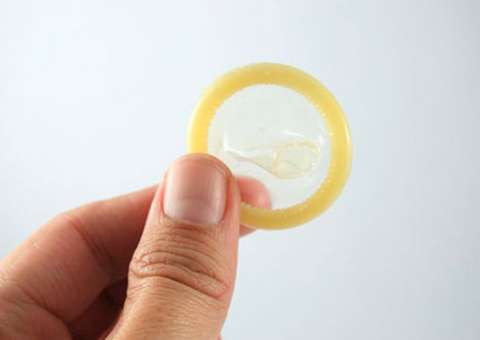 Sexo oral e relações sem camisinha estão disseminando supergonorreia, diz OMS 