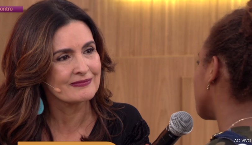 Fátima Bernardes se emociona ao reencontrar menina que entrevistou durante tragédia