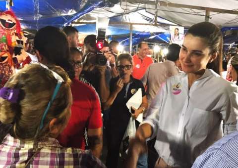 Rebecca retoma campanha e diz que incertezas acabaram