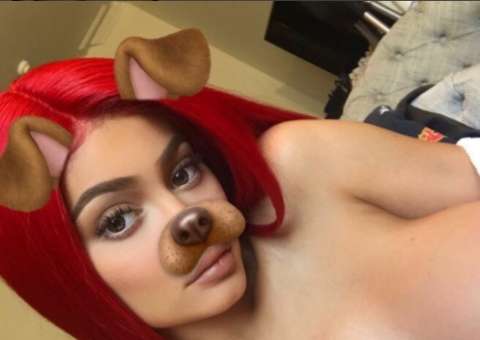 Kylie Jenner posa sensual e seios enormes chamam atenção