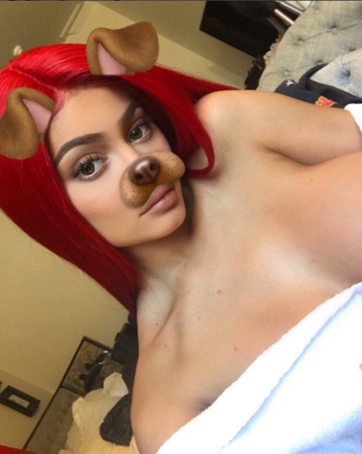Kylie Jenner posa sensual e seios enormes chamam atenção