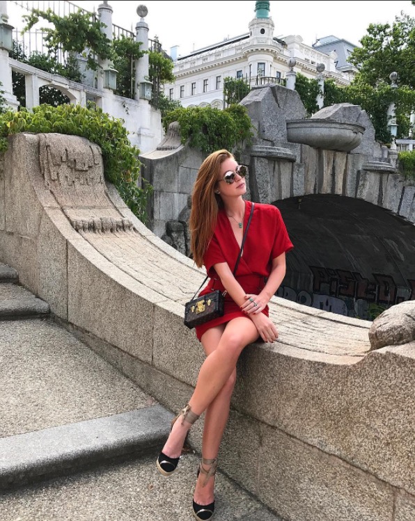 Marina Ruy Barbosa posa deslumbrante durante viaja a Aústria