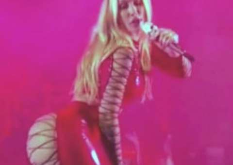 Iggy Azalea choca com look de bumbum gigantesco à mostra em show