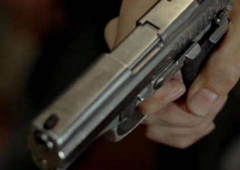 Homem se entrega a polícia após matar “amigo da família” que estuprou seu filho de 9 anos