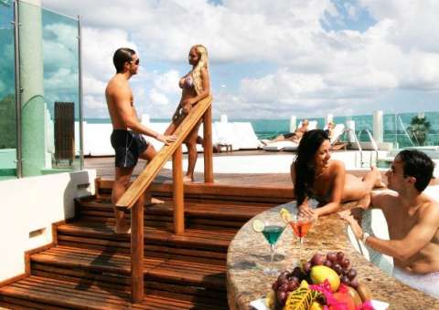 Conheça 5 destinos para praticar suingue, sexo a três e muitas aventuras