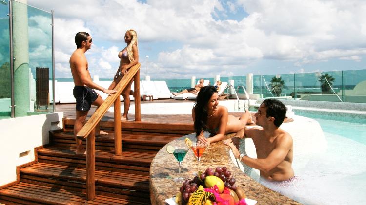 Conheça 5 destinos para praticar suingue, sexo a três e muitas aventuras