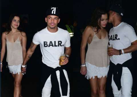 Superdecotada, ex-BBB Emilly chega de mãos dadas com amigo de Neymar em festa