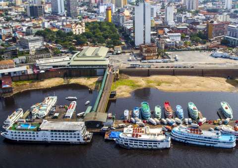 Homem cai de barco no porto de Manaus e desaparece