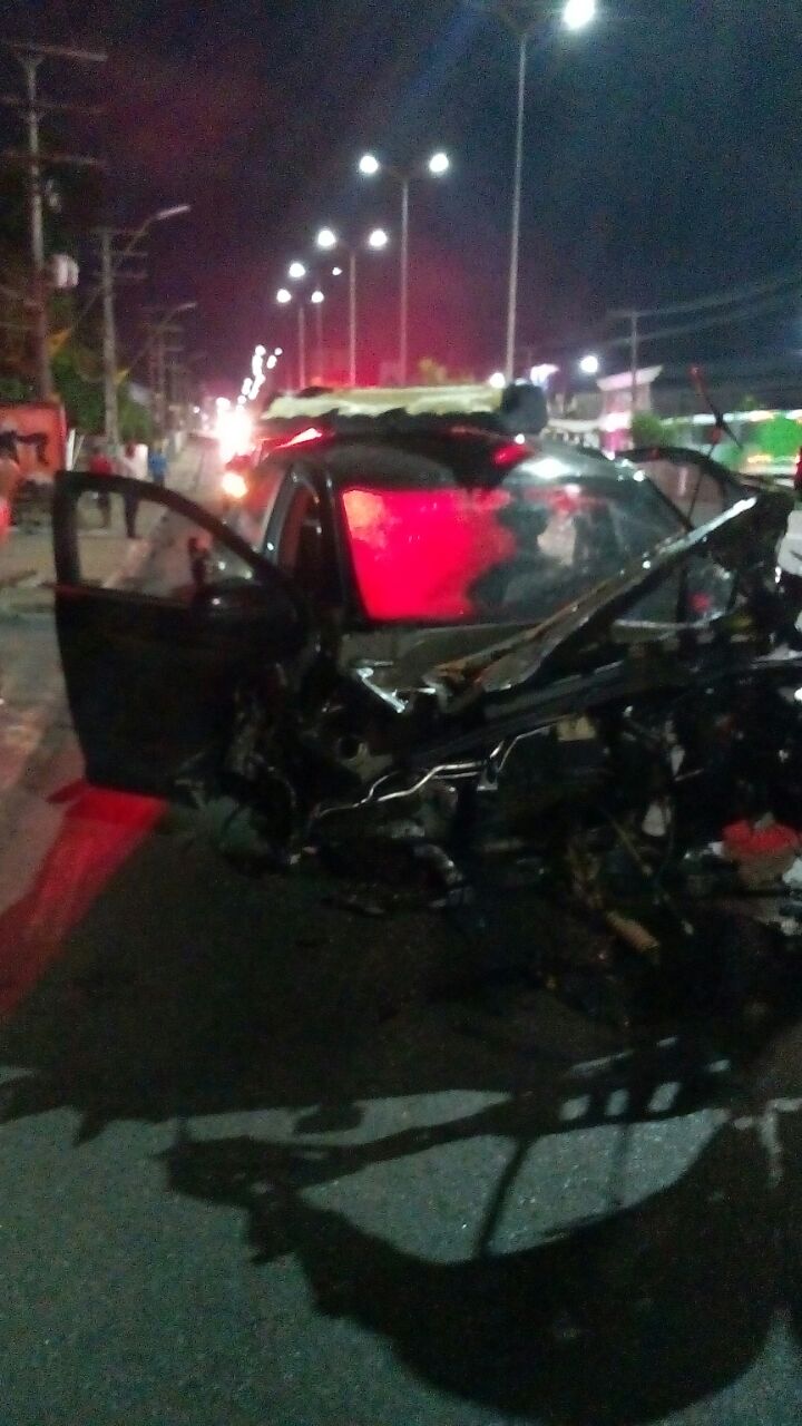 Em Manaus, homem fica ferido após carro colidir com muro e capotar várias vezes em avenida