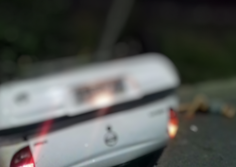 Em Manaus, mulher é arremessada para fora de veículo durante capotamento