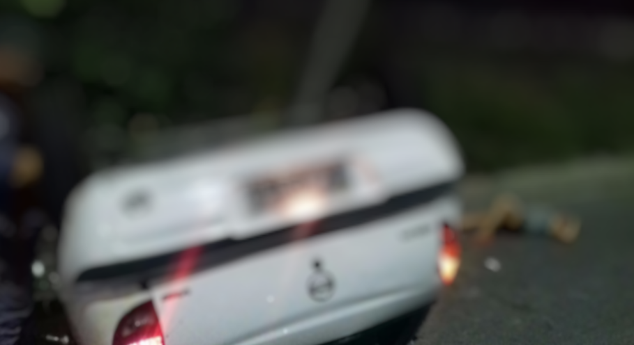 Em Manaus, mulher é arremessada para fora de veículo durante capotamento