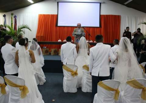  Nove casais dizem “Sim” e trocam alianças no quartel dos Bombeiros em Manaus