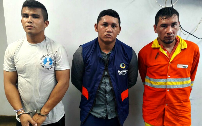 Com fardas de gari e agente de saúde, suspeitos são presos com revólveres e terçado em Manaus