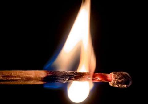 Inconformado com o fim do relacionamento, pai ateia fogo em filho de 5 anos e se mata depois