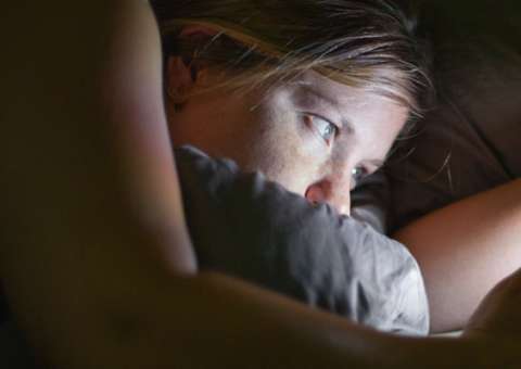 Você tem insônia? Estudo afirma que a culpa é dos seus pais… Entenda