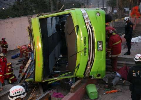 Acidente com ônibus de turismo mata 7 pessoas e deixa dezenas feridas após virar durante passeio