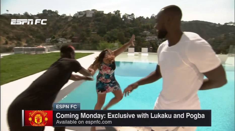 Durante entrevista atacante do Manchester joga repórter da ESPN na piscina 