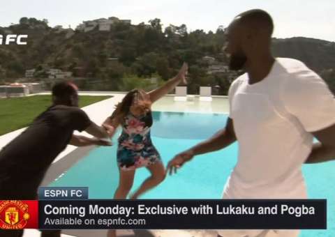 Durante entrevista atacante do Manchester joga repórter da ESPN na piscina 