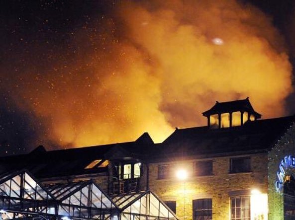 Incêndio destrói parte de mercado histórico em Londres