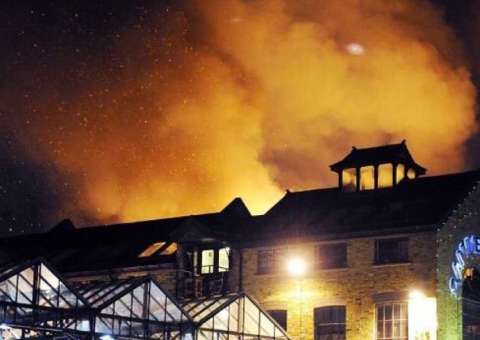 Incêndio destrói parte de mercado histórico em Londres