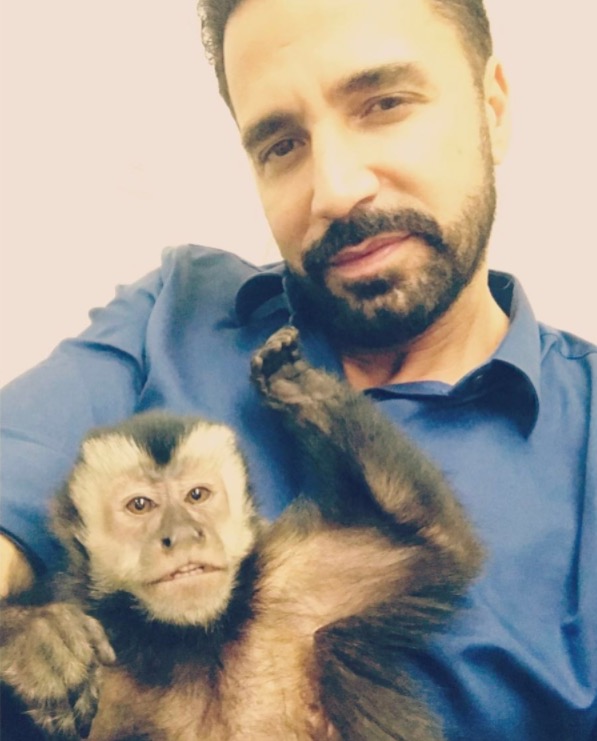 Mãe de Latino reclama de abandono após cantor chorar com desaparecimento de macaco
