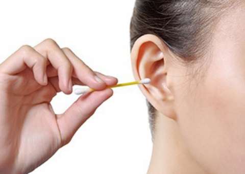 Conheça tratamento natural para eliminar excesso de cera no ouvido 