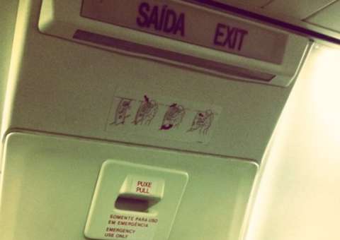 Passageiro tenta abrir porta de avião e se dá mal 