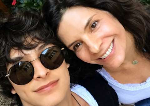Helena Ranaldi posa com filho e impressiona com semelhança