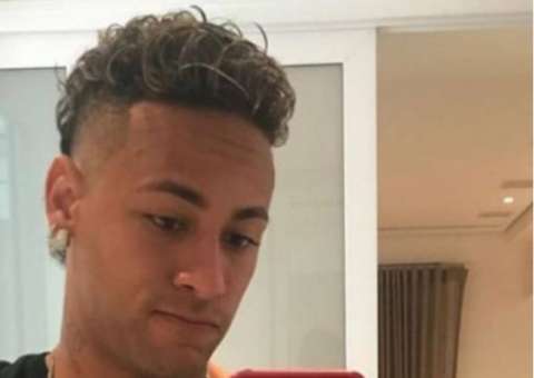 Neymar muda visual antes de embarcar para Espanha