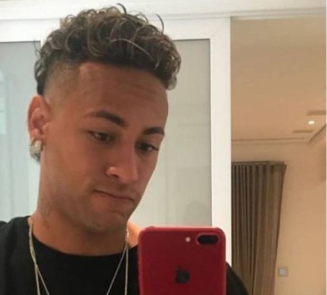 Neymar muda visual antes de embarcar para Espanha