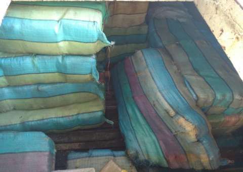 Disfarçados de pescadores, homens são presos com 800kg de drogas e armas em Manaus