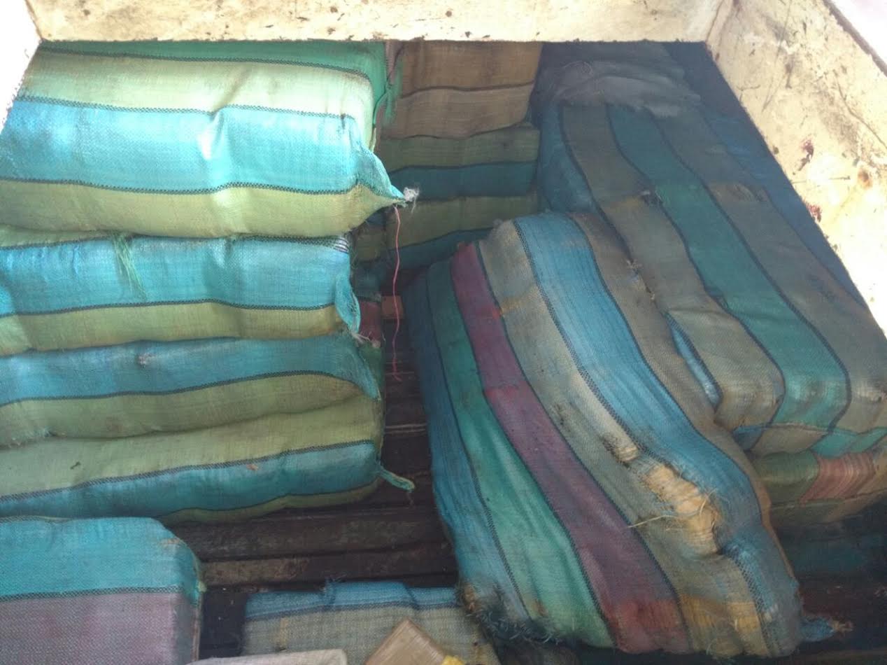 Disfarçados de pescadores, homens são presos com 800kg de drogas e armas em Manaus