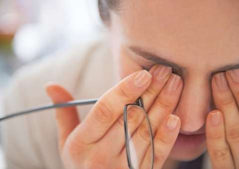 Entenda motivo da “tremedeira” que dá nas pálpebras ou na região dos olhos 