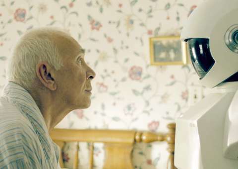 Pais jovens preferem cuidados de robôs na velhice ao auxílio dos filhos, diz estudo
