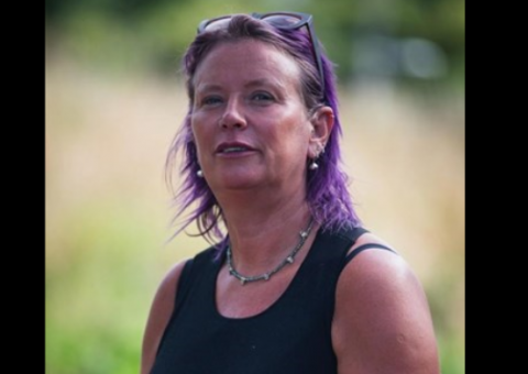 Mulher descobre que namorado tem outra família após foto no Facebook