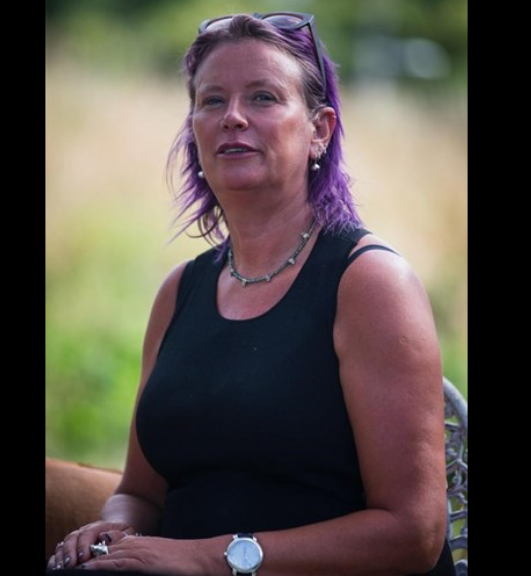 Mulher descobre que namorado tem outra família após foto no Facebook